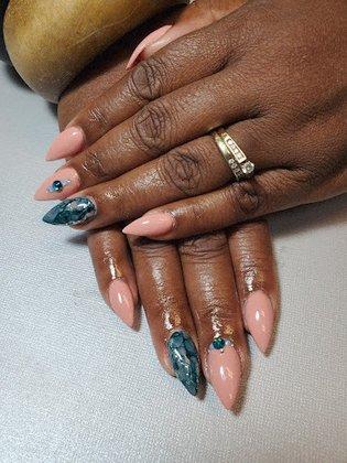 Paix Et Amour Nails