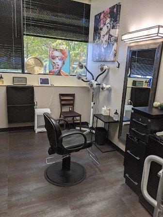 Le Corbeau Salon