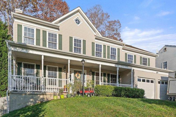 Laura Larson | Team Larson Realty | Northern VA Real Estate Agents and Realtors