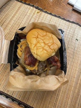 Roadhouse - Burgers, Wings & Greens