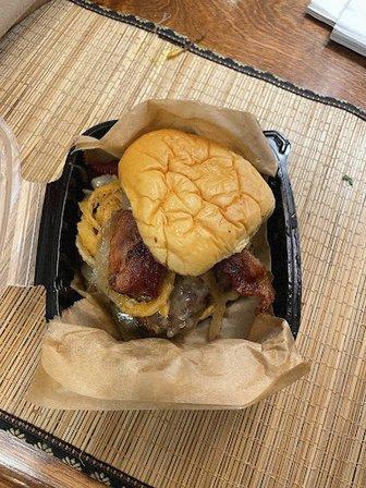 Roadhouse - Burgers, Wings & Greens
