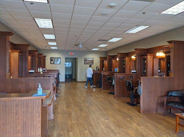 ROOSTERS MEN'S GROOMING CENTER