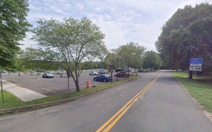 7207 Colonial Rd Parking