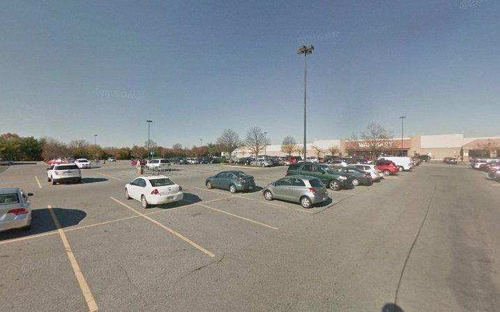 950 Edwards Ferry Rd NE Parking