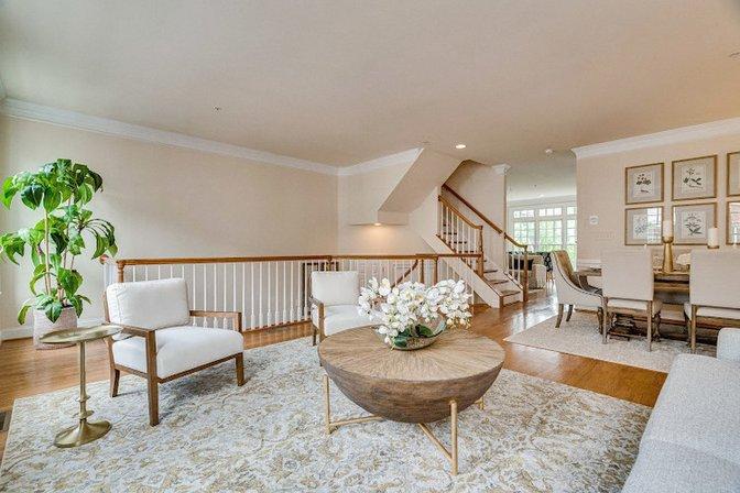 Metropolitan Staging LLC