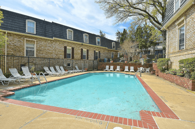 Chateaux Condominium