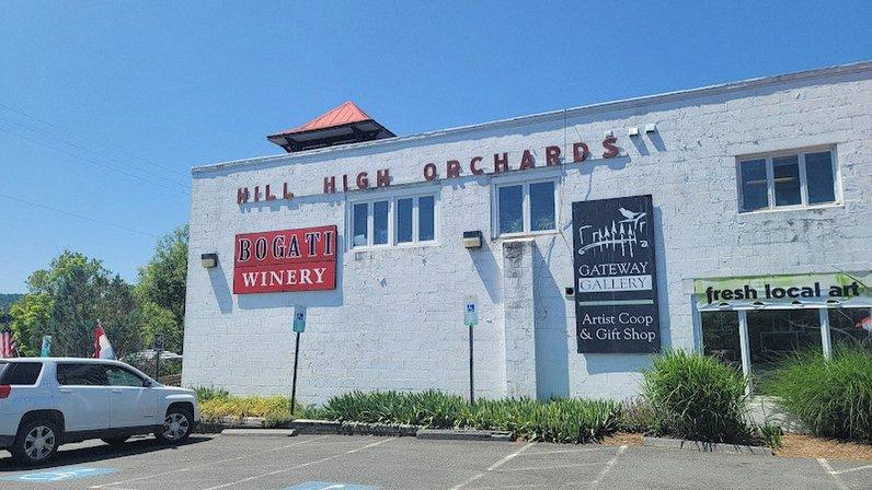 Round Hill Art Center