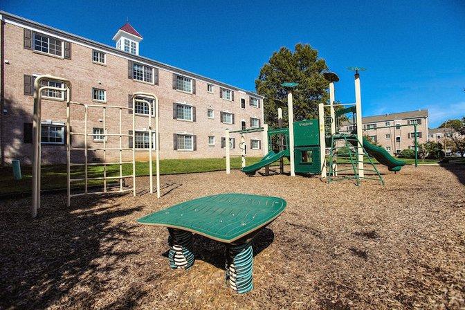 Dulles Glen Apartments